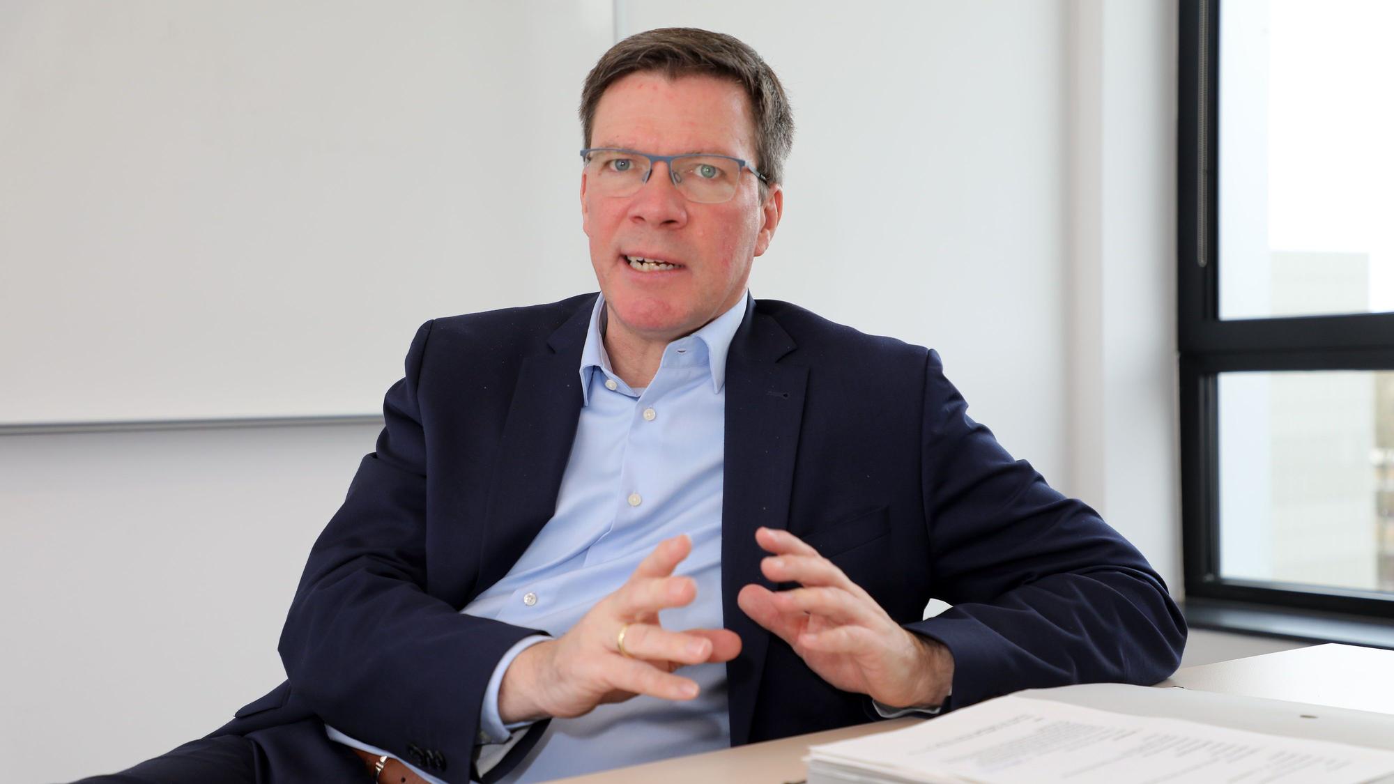 Landrat Stephan Santelmann (CDU) sitzt beim Interview an einem Tisch im Kreishaus.