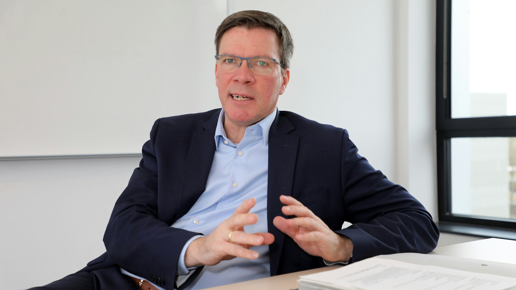 Landrat Stephan Santelmann (CDU) sitzt beim Interview an einem Tisch im Kreishaus.