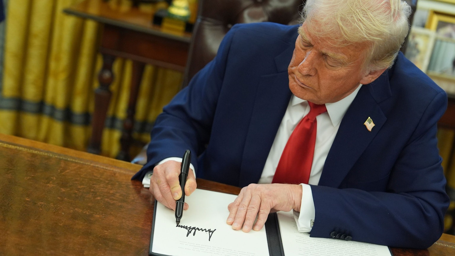 Nahezu täglich erschüttern seine Dekrete derzeit die Welt.