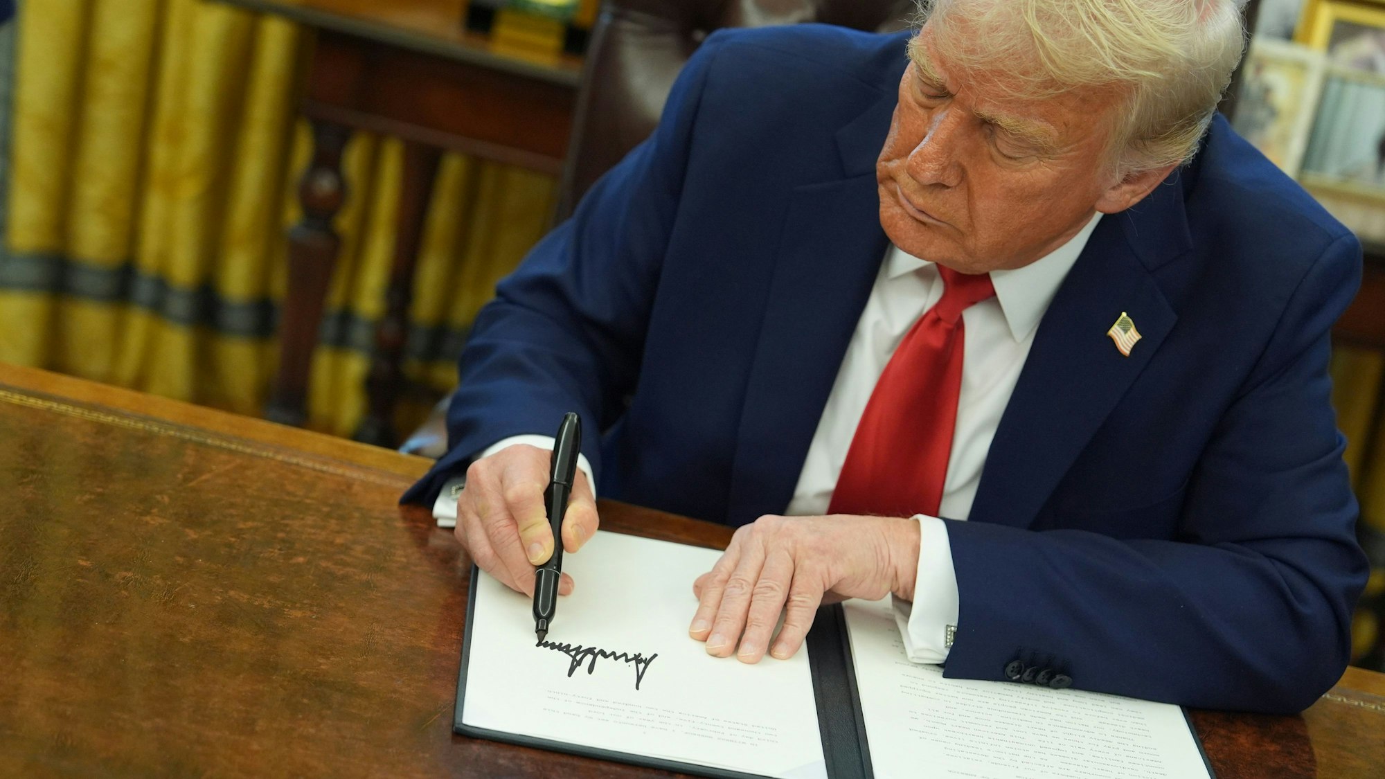 Nahezu täglich erschüttern seine Dekrete derzeit die Welt.