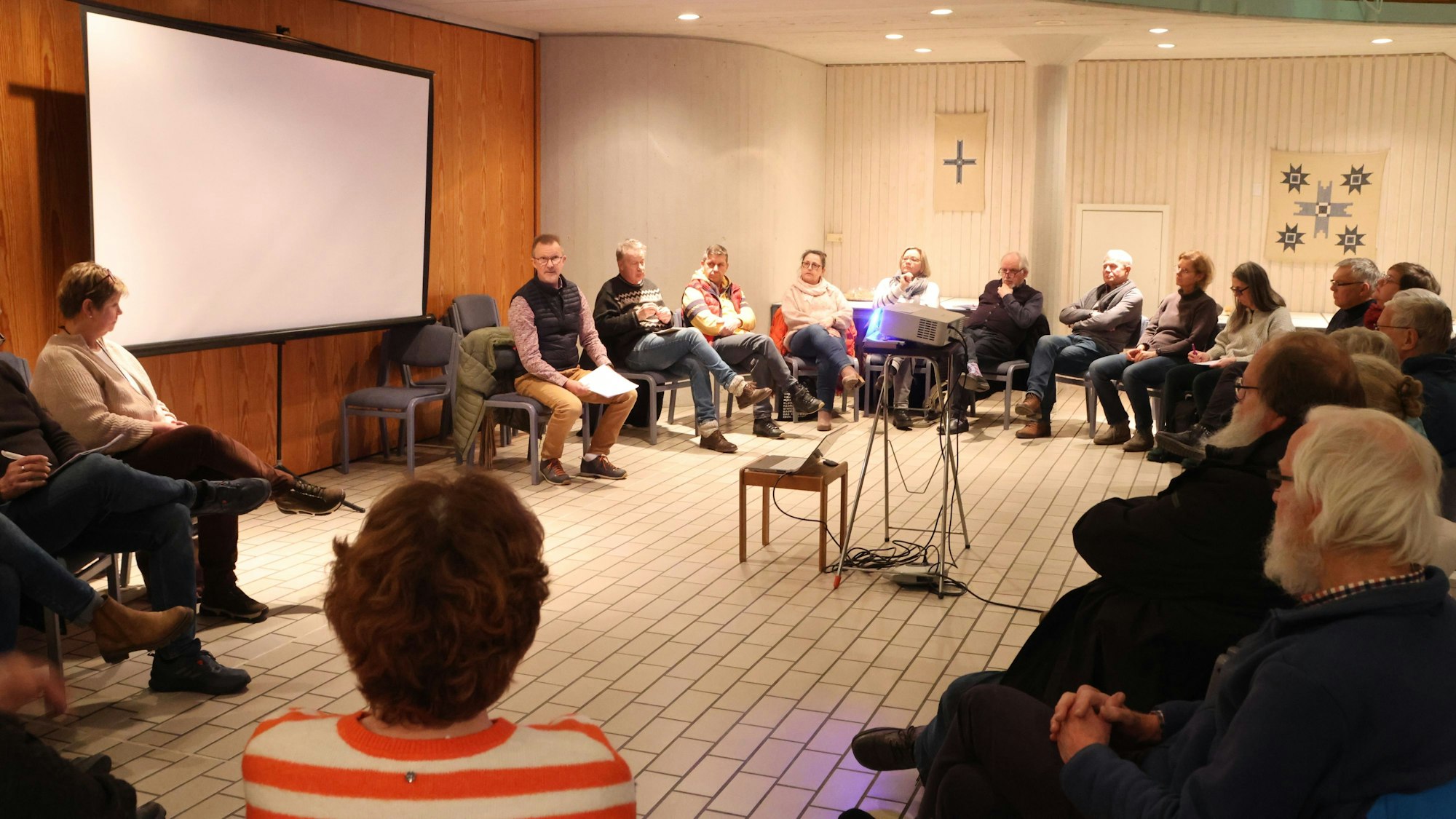 Im Gemeindehaus in Bielstein fand das zweite Treffen der Demokratiekirche statt.