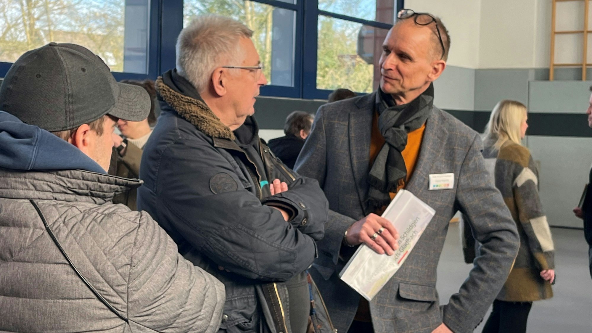 Der Dezernent spricht mit zwei Besuchern.