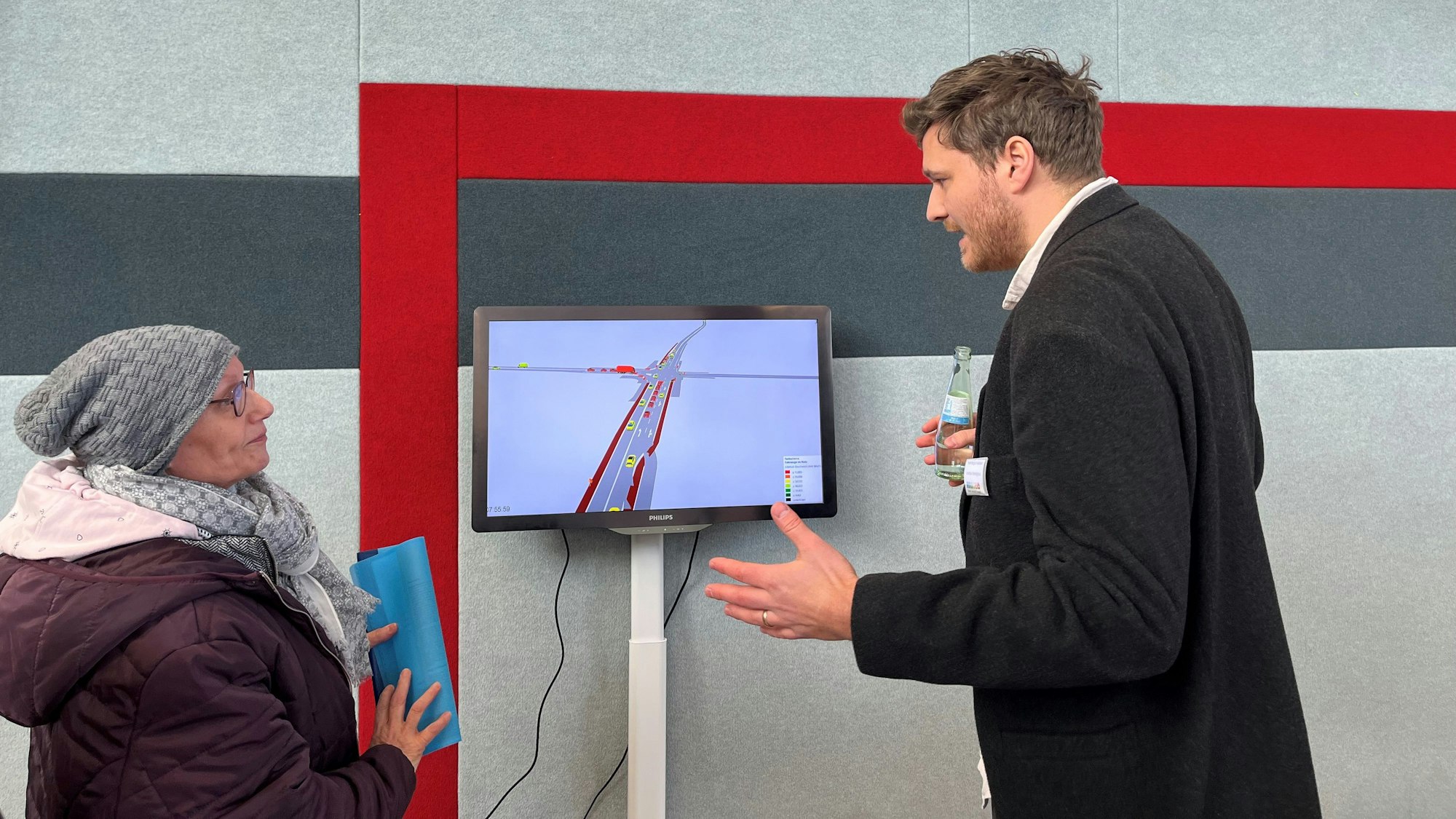 Links steht die Frau, rechts der Mobilitätsmanager.