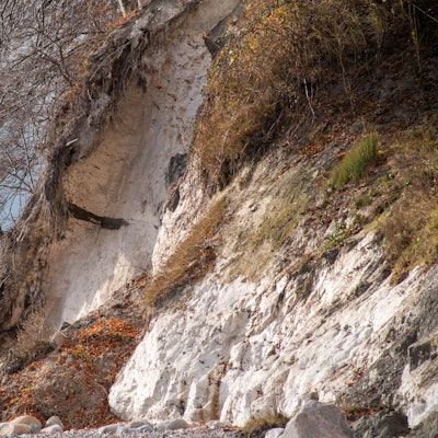 dpatopbilder - 08.11.2023, Mecklenburg-Vorpommern, Sassnitz: Kreide- und Mergelmassen liegen am Strand unterhalb des Stadtgebiet an der Steilküste. Die Folgen der Sturmflut sind heute auch Thema im Landtag Mecklenburg-Vorpommern. Foto: Stefan Sauer/dpa +++ dpa-Bildfunk +++