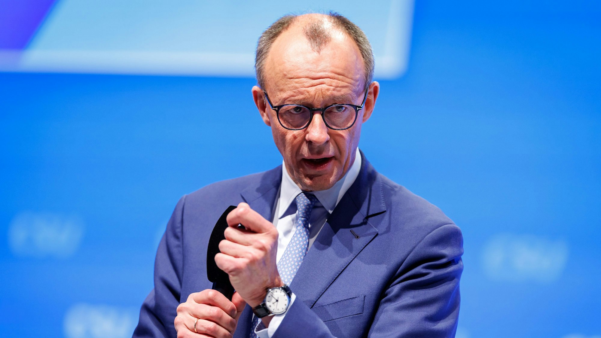 08.02.2025, Bayern, Nürnberg: Friedrich Merz, Kanzlerkandidat und Vorsitzender der CDU, spricht beim kleinen CSU-Parteitag. Foto: Daniel Karmann/dpa +++ dpa-Bildfunk +++
