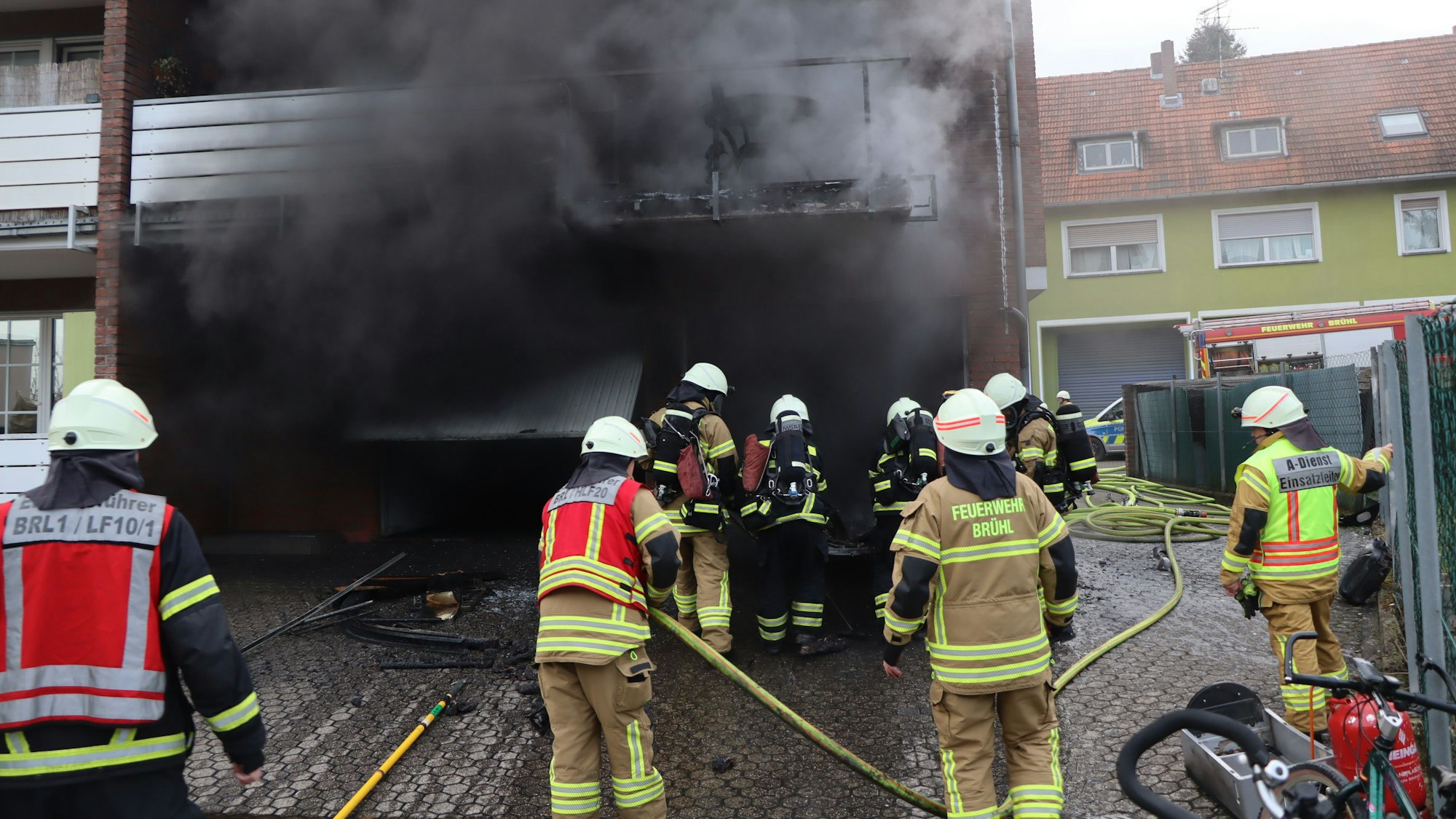 Nur in schwerem Atemschutz konnten die Einsatzkräfte das Feuer in der Garage löschen.