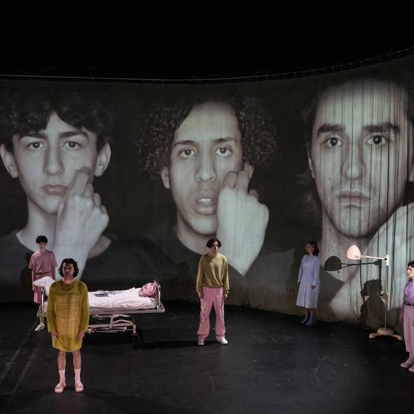 Vatermal
nach dem Roman von Necati Öziri
Regie: Bassam Ghazi
Regie: Bassam Ghazi
Bühne: Karolina Wyderka
Kostüm: Justine Loddenkemper
Choreografie: Bahar Gökten
Video: Viktoria Gurina
Lichtdesign: Jan Steinfatt
Dramaturgie: Dominika Široká
Foto: Sandra Then