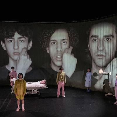 Vatermal
nach dem Roman von Necati Öziri
Regie: Bassam Ghazi
Regie: Bassam Ghazi
Bühne: Karolina Wyderka
Kostüm: Justine Loddenkemper
Choreografie: Bahar Gökten
Video: Viktoria Gurina
Lichtdesign: Jan Steinfatt
Dramaturgie: Dominika Široká
Foto: Sandra Then