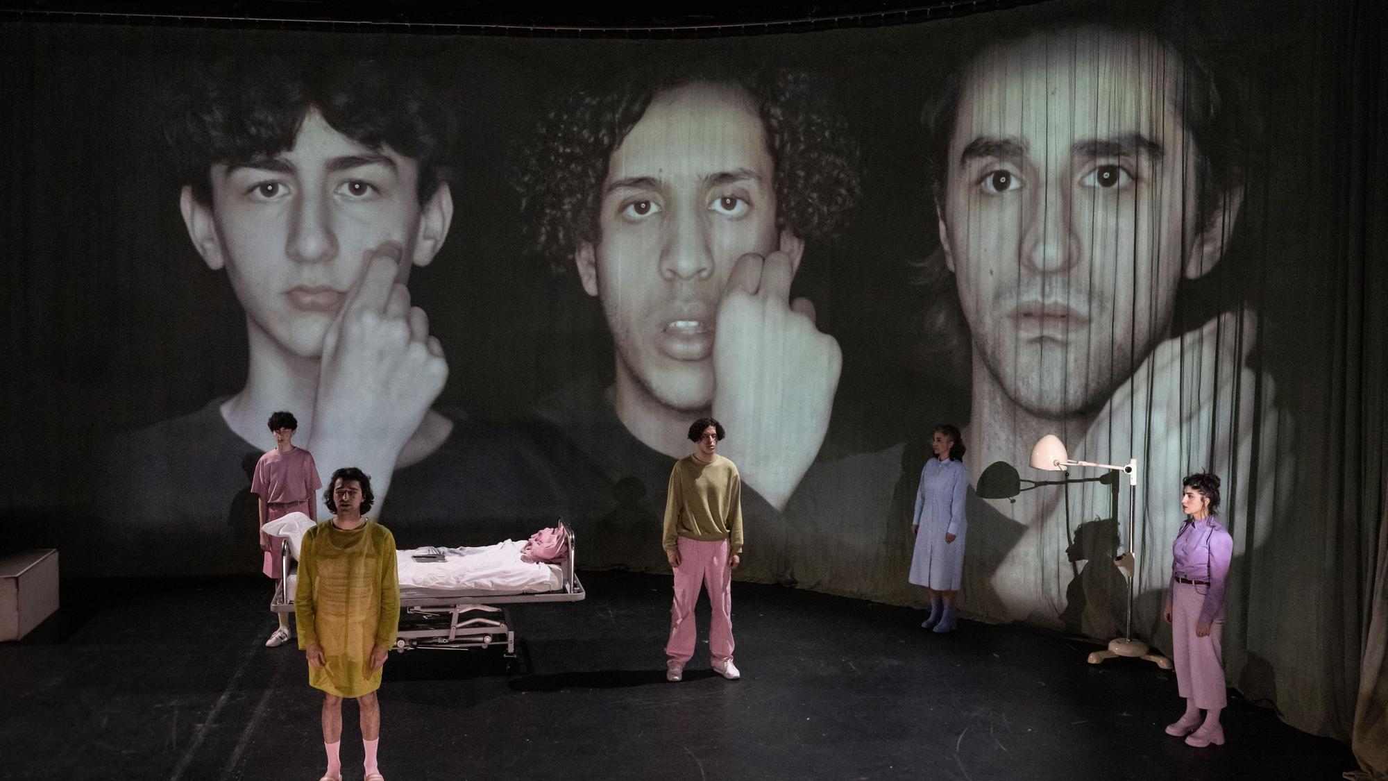 Vatermal
nach dem Roman von Necati Öziri
Regie: Bassam Ghazi
Regie: Bassam Ghazi
Bühne: Karolina Wyderka
Kostüm: Justine Loddenkemper
Choreografie: Bahar Gökten
Video: Viktoria Gurina
Lichtdesign: Jan Steinfatt
Dramaturgie: Dominika Široká
Foto: Sandra Then