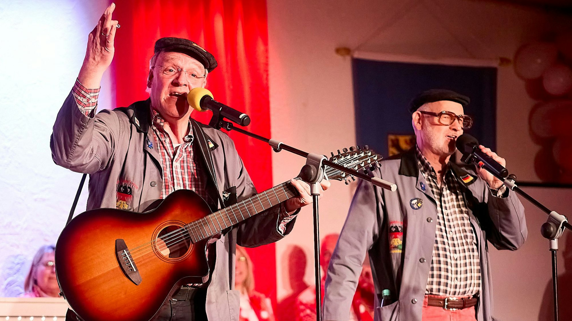 Das Bild zeigt die beiden Büttenredner während des Auftritts in Nettersheim.