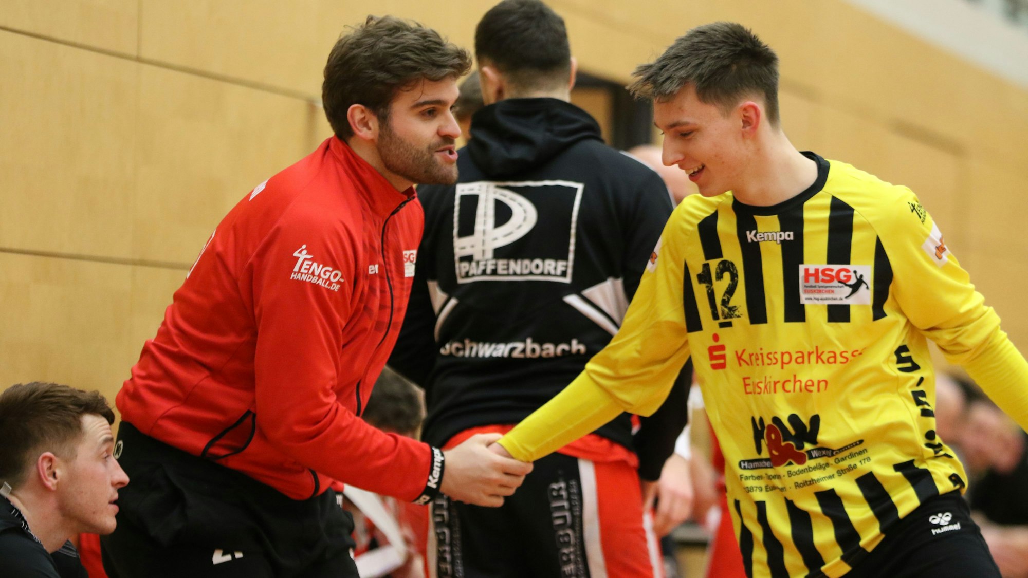 Der Torwart auf der Bank der Euskirchen schüttelt dem Torwart, der gespielt hat, die Hand.
