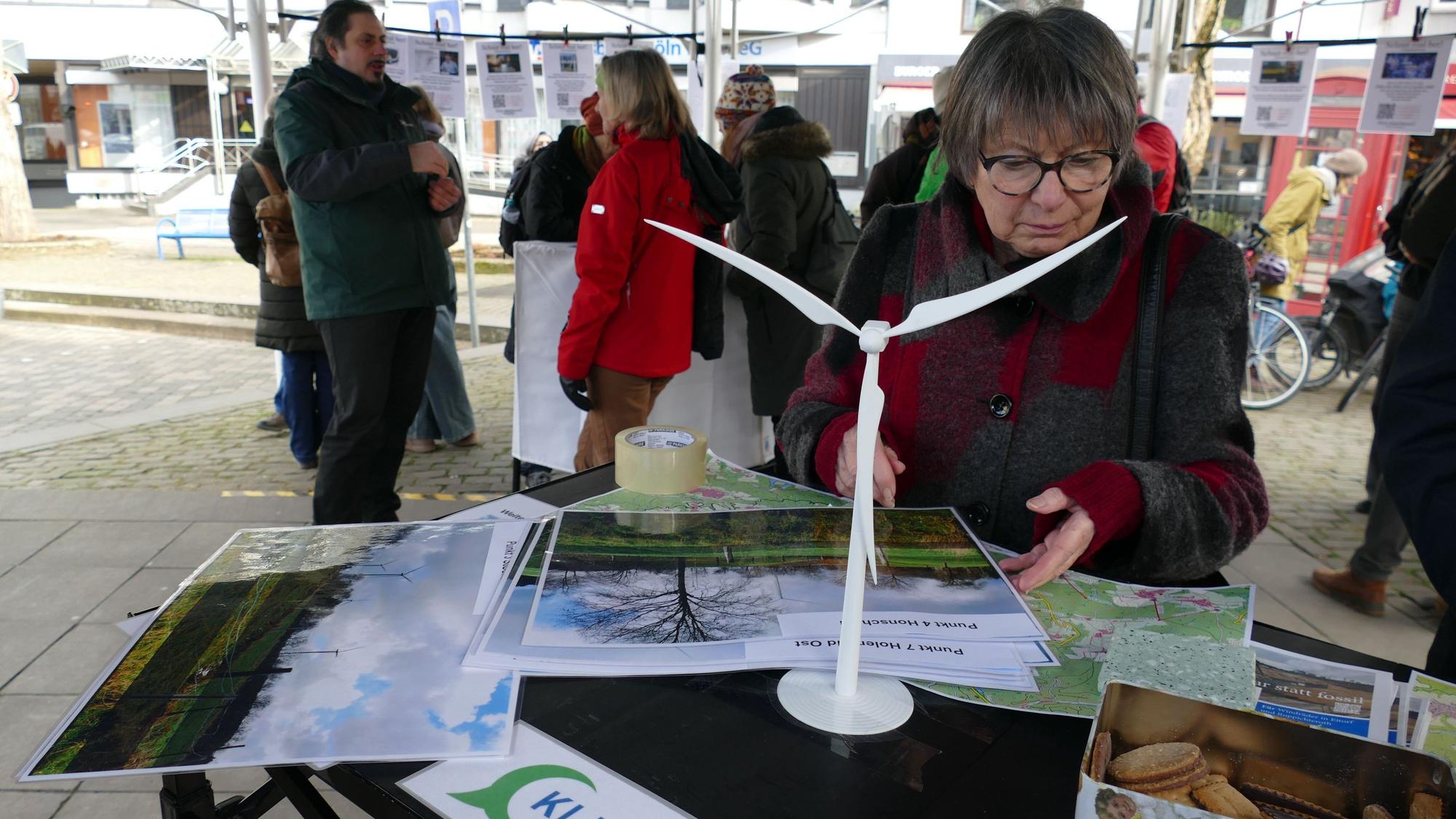 Informationen und QR-Codes zum Recherchieren gab es am Stand der Windkraftbefürworter.