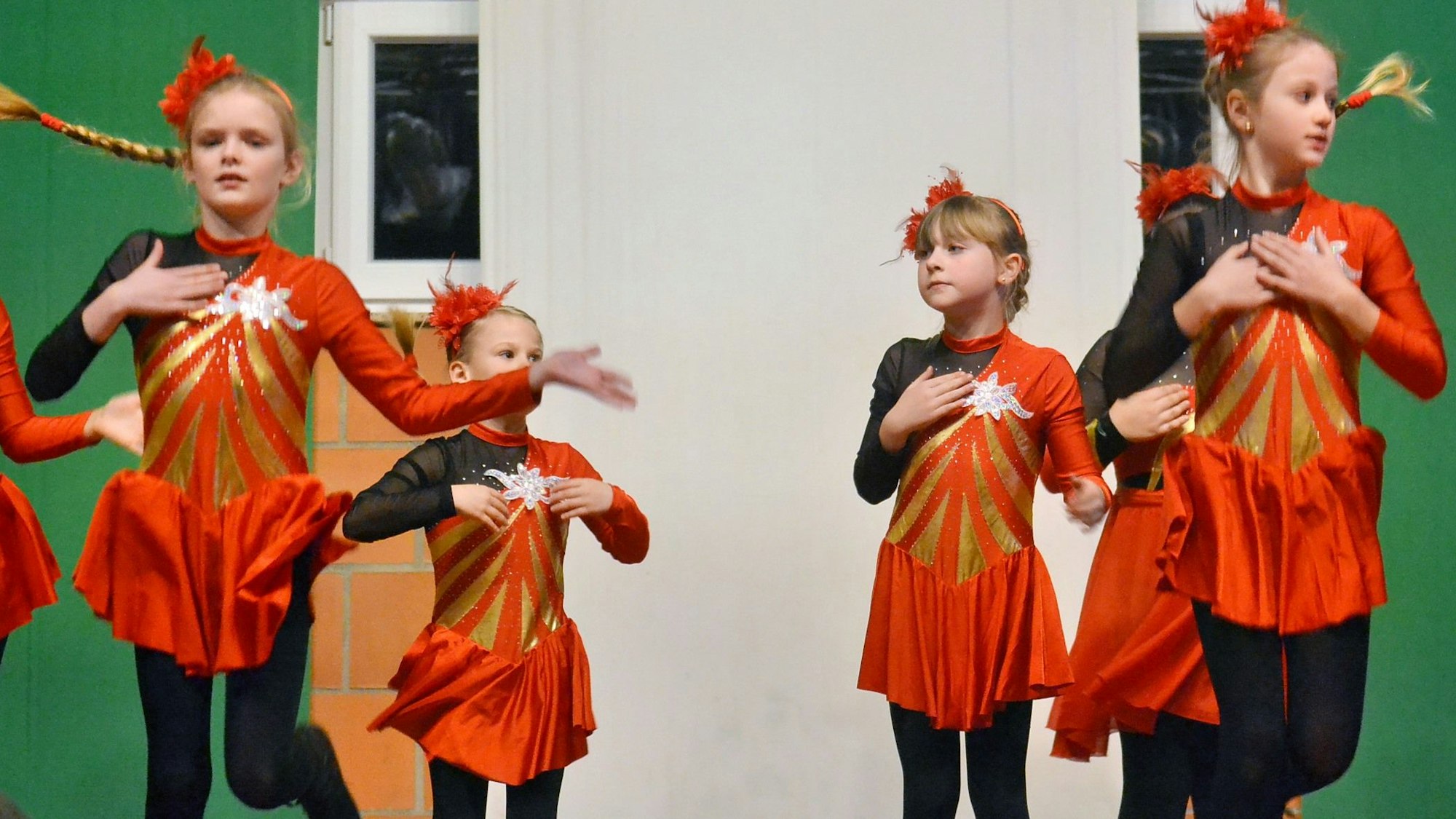 Das Bild zeigt einige junge Tänzerinnen auf der Bühne.