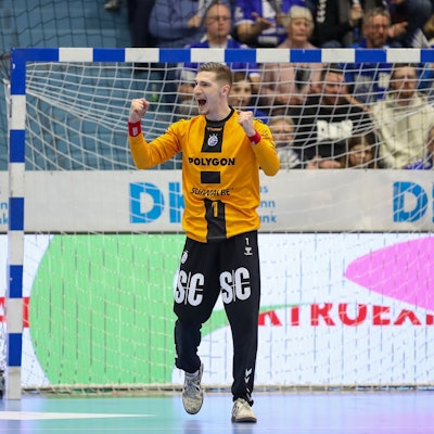 Nach einer Parade freut sich Dominik Kuzmanovic mit geballten Fäusten.