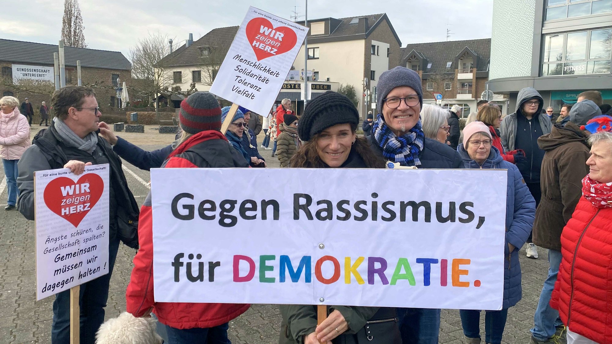 Birgit und Georg Reidt aus Heimerzheim haben ihr selber gefertigtes Schild dabei: "Gegen Rassismus, für Demokratie."