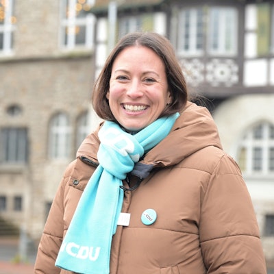 CDU-Bundestagskandidatin Caroline Bosbach (35) aus Bergisch Gladbach steht vor dem Rathaus ihrer Heimatstadt.