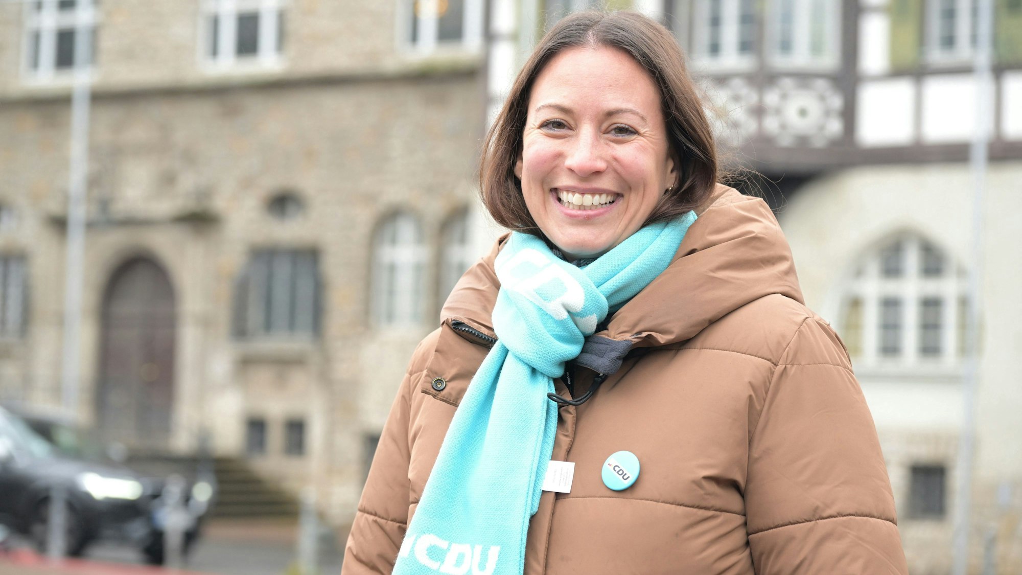 CDU-Bundestagskandidatin Caroline Bosbach (35) aus Bergisch Gladbach steht vor dem Rathaus ihrer Heimatstadt.