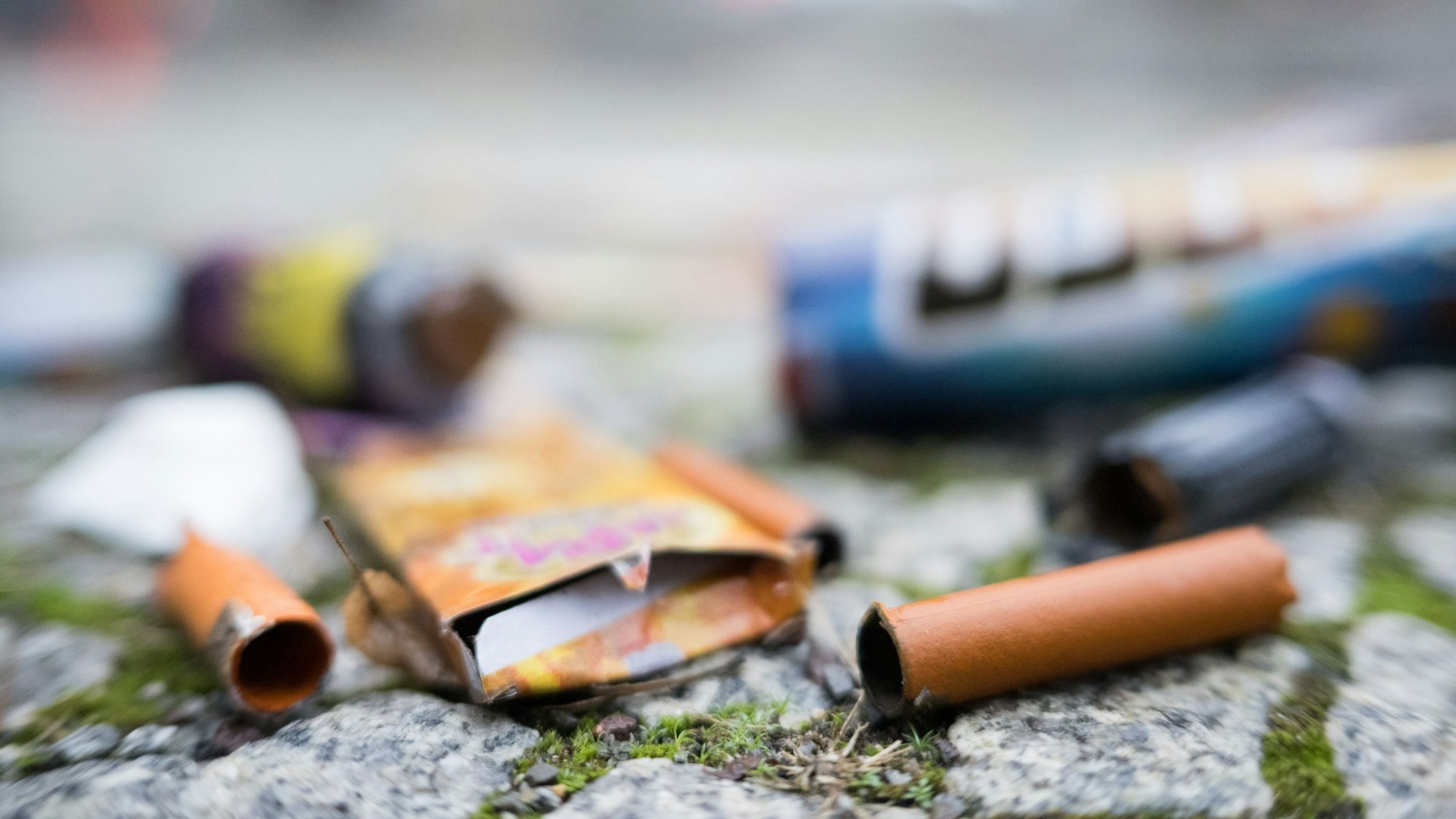 Aufgeweichte Feuerwerkskörper liegen sechs Tage nach Silvester noch auf der Straße.