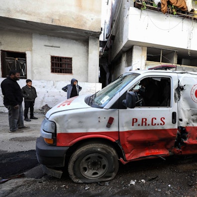 ARCHIV - 19.01.2024, Palästinensische Gebiete, Tulkarem: Ein zerstörter Krankenwagens, aufgenommen nach einer Razzia der israelischen Armee. Bei einem Einsatz der israelischen Armee in der Stadt Tulkarem im Westjordanland wurden nach israelischen Angaben mehrere bewaffnete Palästinenser getötet. (zu dpa: «Ministerium: Schwangere bei Israels Einsatz im Westjordanland getötet») Foto: Ayman Nobani/dpa +++ dpa-Bildfunk +++