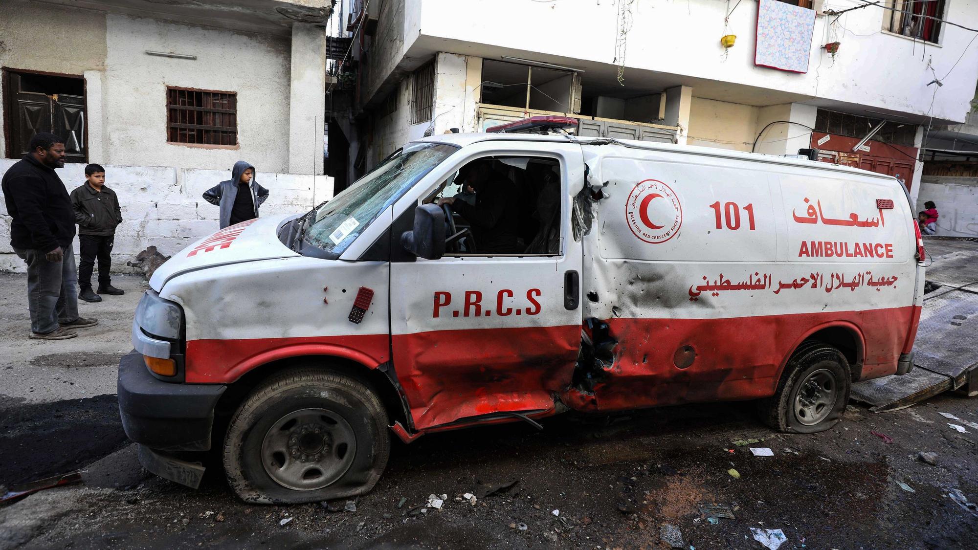 ARCHIV - 19.01.2024, Palästinensische Gebiete, Tulkarem: Ein zerstörter Krankenwagens, aufgenommen nach einer Razzia der israelischen Armee. Bei einem Einsatz der israelischen Armee in der Stadt Tulkarem im Westjordanland wurden nach israelischen Angaben mehrere bewaffnete Palästinenser getötet. (zu dpa: «Ministerium: Schwangere bei Israels Einsatz im Westjordanland getötet») Foto: Ayman Nobani/dpa +++ dpa-Bildfunk +++