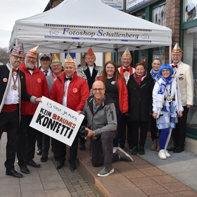 Vertreter mehrerer Troisdorfer Karnevalsgesellschaften zeigen sich nach dem Fotoshooting mit einem Plakat.