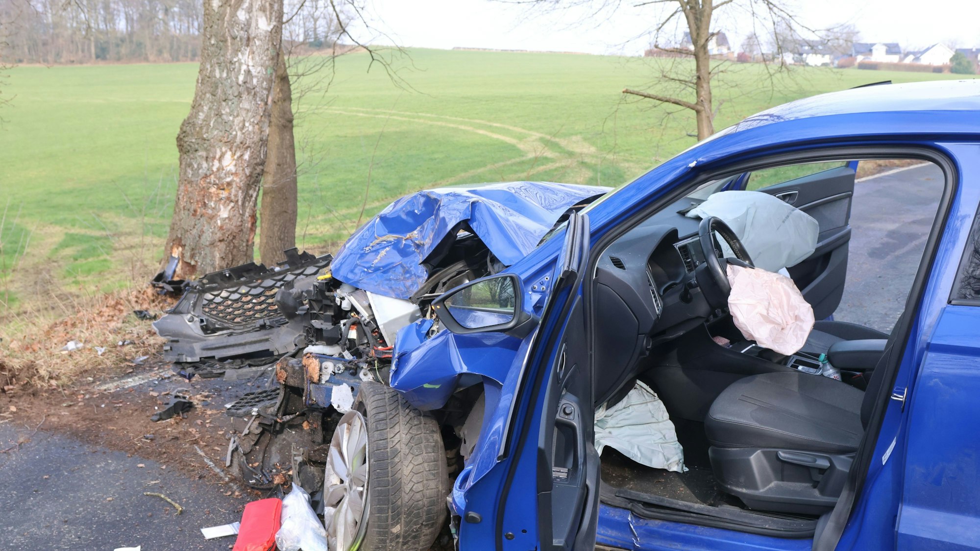 Das Foto zeigt den völlig zerstörten Unfallwagen.