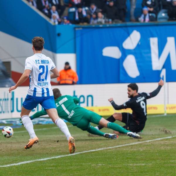 links Lex Tyger Lobinger Viktoria trifft gegen Torwart Benjamin Uphoff Rostock zum 1:1 GER, FC Hansa Rostock vs. Viktoria Köln, Fußball, Männer, 3. Liga, 23.Spieltag, Spielzeit 2024/2025, 09.02.2025 Rostock Ostseestadion Mecklenburg - Vorpommern Deutschland *** left Lex Tyger Lobinger Viktoria scores against goalkeeper Benjamin Uphoff Rostock for 1 1 GER, FC Hansa Rostock vs Viktoria Köln, Soccer, Men, 3 Liga, Matchday 23, Season 2024 2025, 09 02 2025 Rostock Ostseestadion Mecklenburg Vorpommern Germany