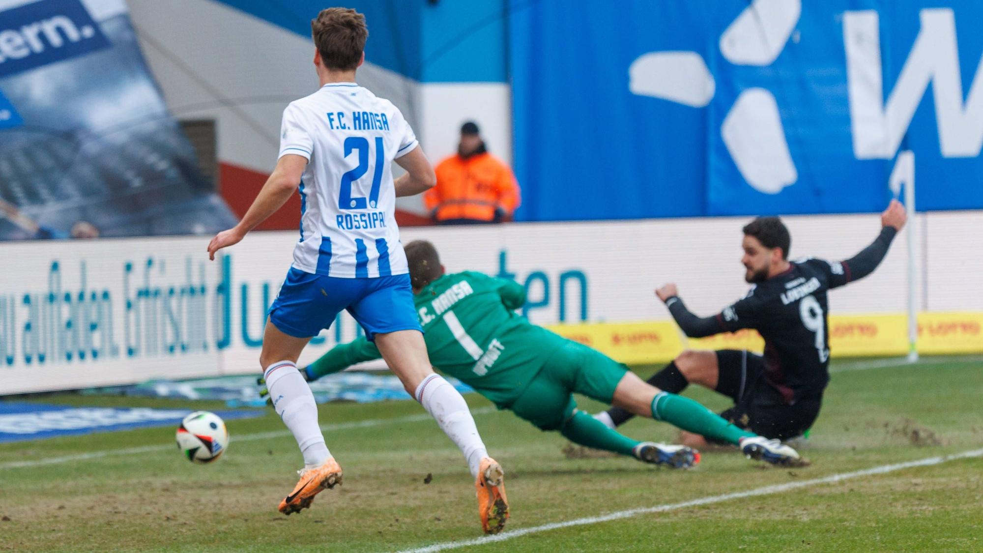 links Lex Tyger Lobinger Viktoria trifft gegen Torwart Benjamin Uphoff Rostock zum 1:1 GER, FC Hansa Rostock vs. Viktoria Köln, Fußball, Männer, 3. Liga, 23.Spieltag, Spielzeit 2024/2025, 09.02.2025 Rostock Ostseestadion Mecklenburg - Vorpommern Deutschland *** left Lex Tyger Lobinger Viktoria scores against goalkeeper Benjamin Uphoff Rostock for 1 1 GER, FC Hansa Rostock vs Viktoria Köln, Soccer, Men, 3 Liga, Matchday 23, Season 2024 2025, 09 02 2025 Rostock Ostseestadion Mecklenburg Vorpommern Germany