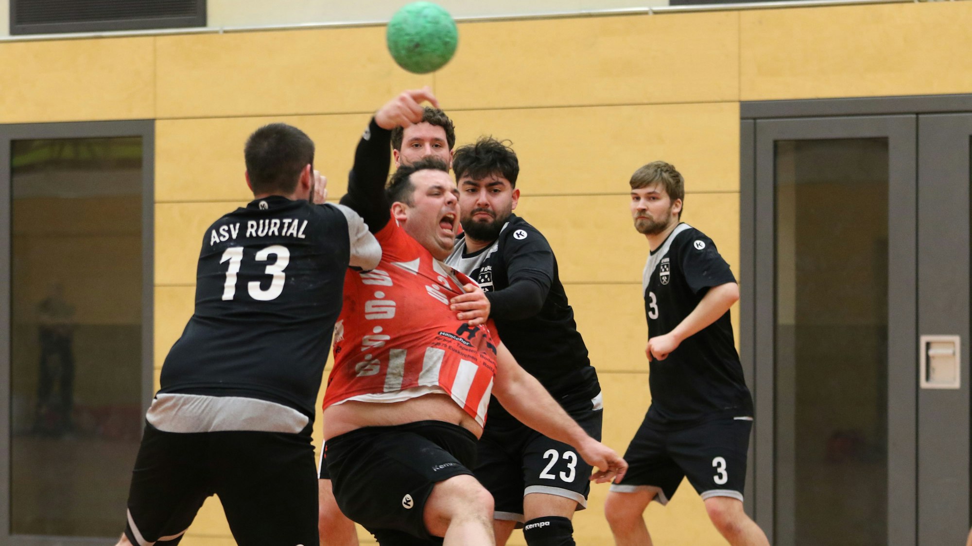 Zwei Gegenspieler reißen Eskirchens Niklas Müller um.