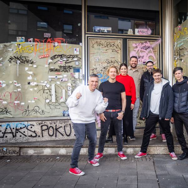 Stehen vor ihrem neuen Ladenlokal: Kasalla-Frontmann Basti Campmann (v.l.), Gitarrist Flo Peil, Managerin Kim Gerstenberg, Gastronom Till Riekenbrauk, Keyboarder Ena Schwiers, Drummer Nils Plum und Bassist Sebi Wagner.