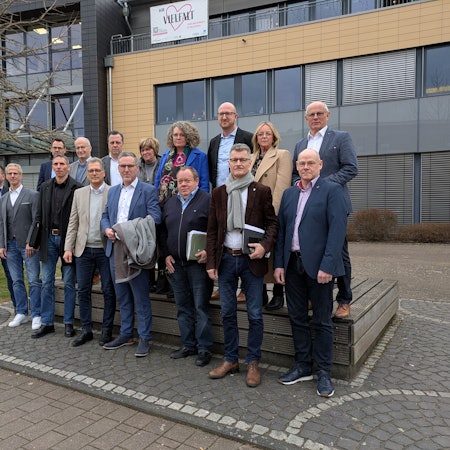 Bürgermeister und Kämmerer hatten sich nach einer gemeinsamen Pressekonferenz im Mechernicher Rathaus vor gut zwei Wochen vor dem Gebäude zum Foto aufgestellt.