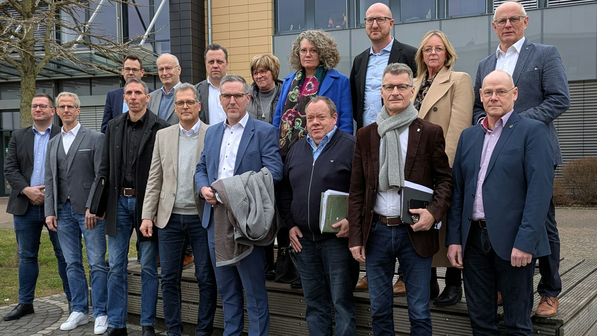 Bürgermeister und Kämmerer hatten sich nach einer gemeinsamen Pressekonferenz im Mechernicher Rathaus vor gut zwei Wochen vor dem Gebäude zum Foto aufgestellt.