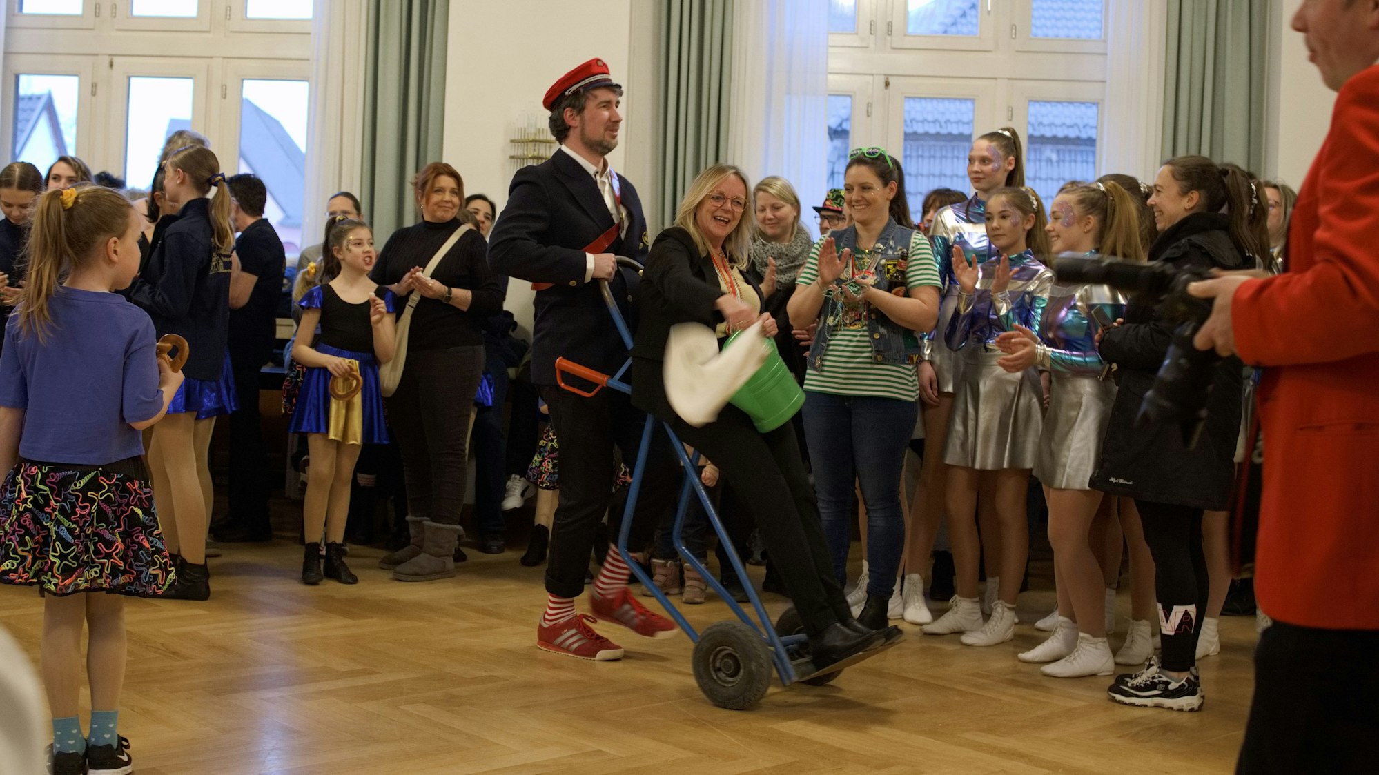 Auf der Sackkarre ließ sich Bürgermeisterin Sabine Preiser-Marian von Johannes Mager in den Rats- und Bürgersaal in Bad Münstereifel zum Empfang der Karnevalsvereine und Tollitäten schieben.