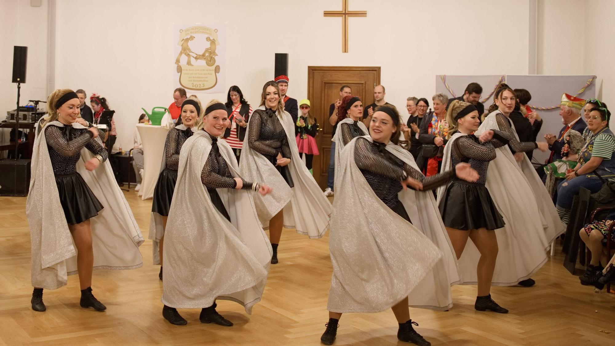 Das Bild zeigt die Pretty Girls aus Iversheim während ihres Auftritts.