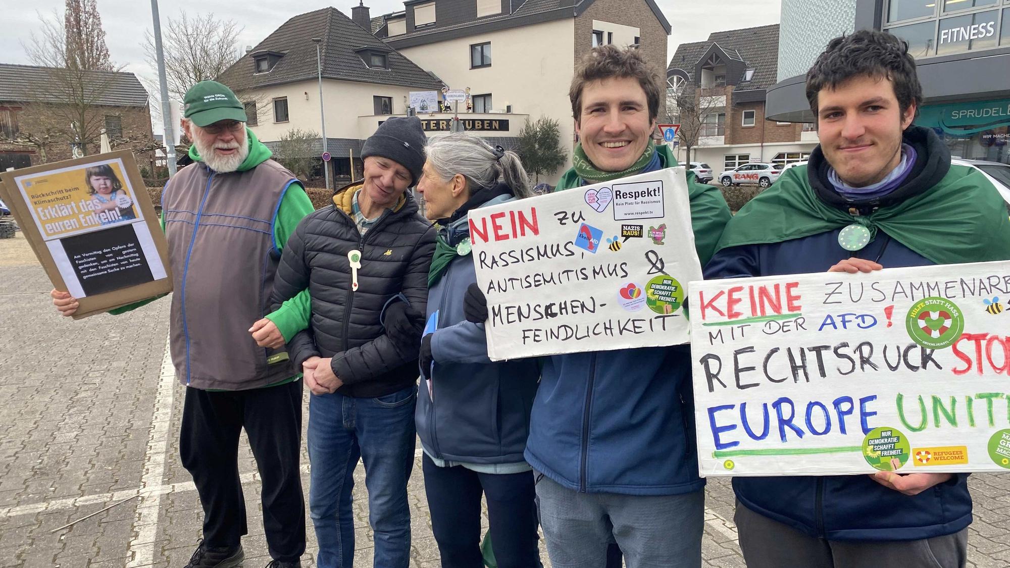 Familie Heidemann und Freunde aus Metternich (Weilerswist) demonstrieren für Demokratie