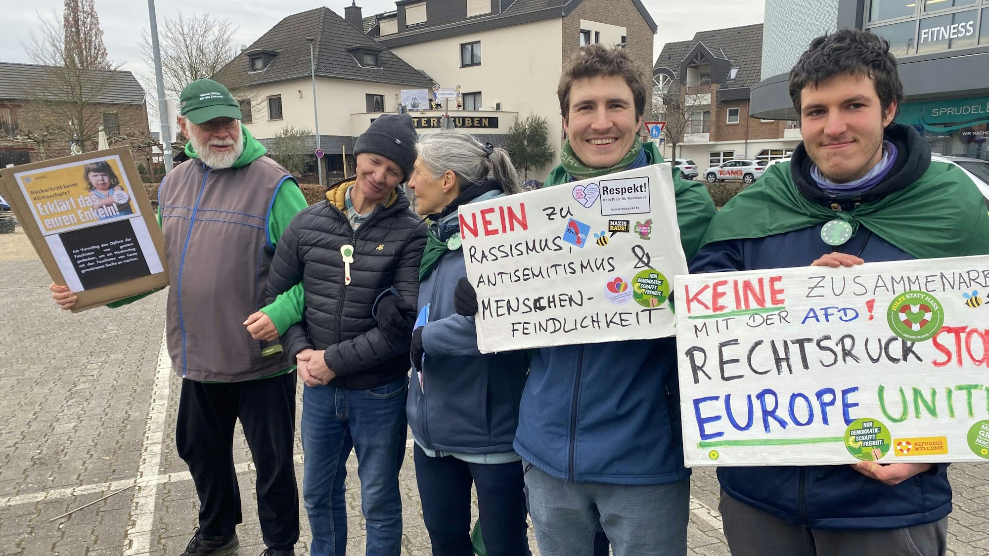 Familie Heidemann und Freunde aus Metternich (Weilerswist) demonstrieren für Demokratie