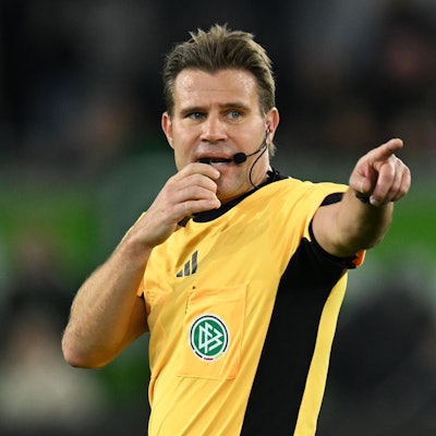 Schiedsrichter Felix Brych leitet das Spiel.