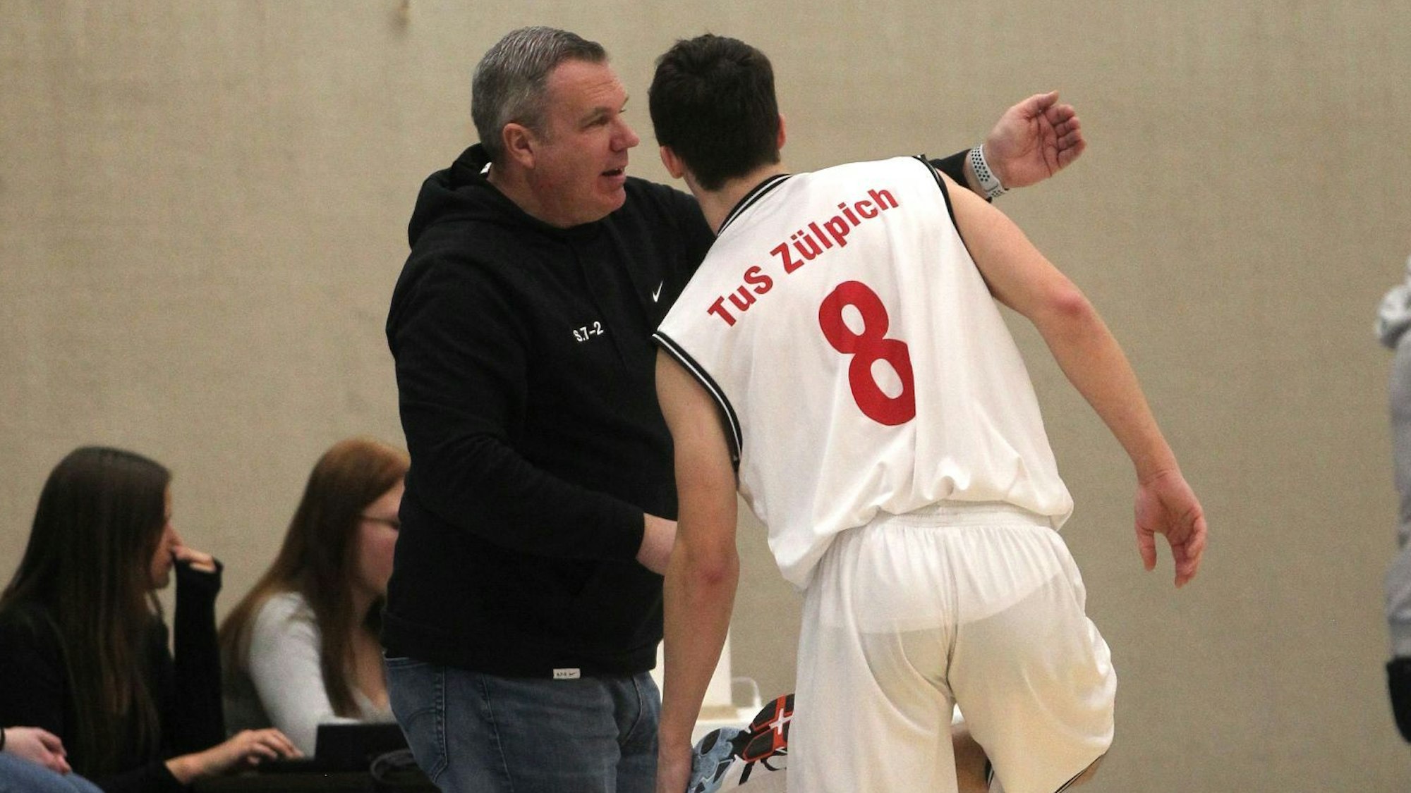 Am Spielfeldrand steht Trainer Marcus Görner und gibt gestikulierend Anweisungen an einen Spieler bei ihm.