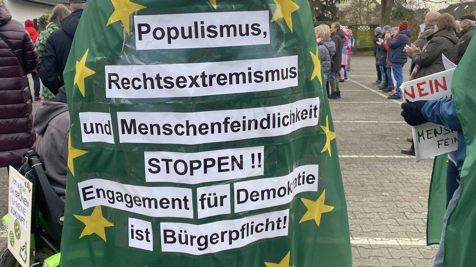 Ein Demonstrant mit selber gefertigtem Cape: "Engagement für Demokratie ist Bürgerpflicht."