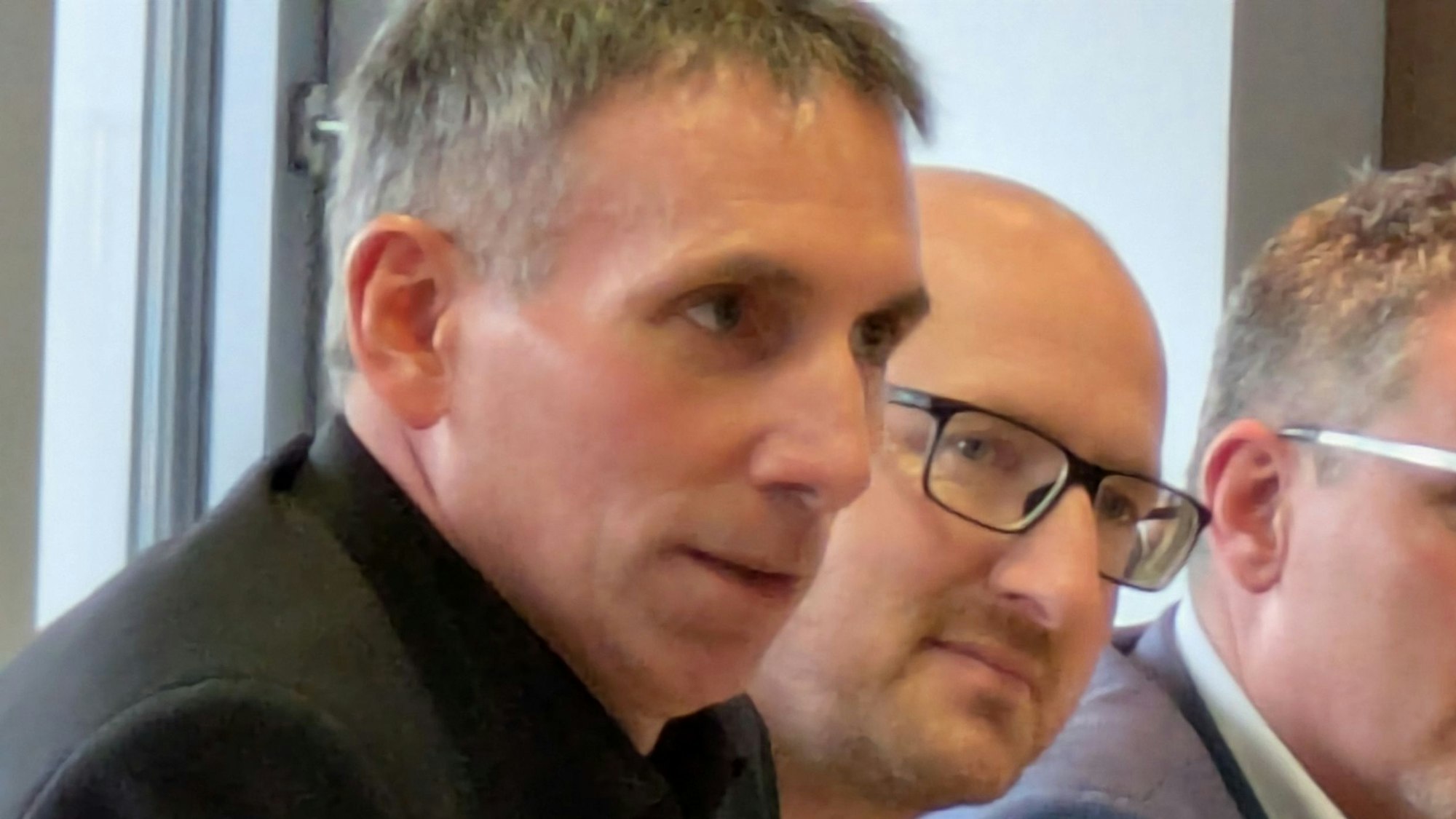 Das Archivbild zeigt Marcel Wolter und Ingo Pfennings bei einer Pressekonferenz.