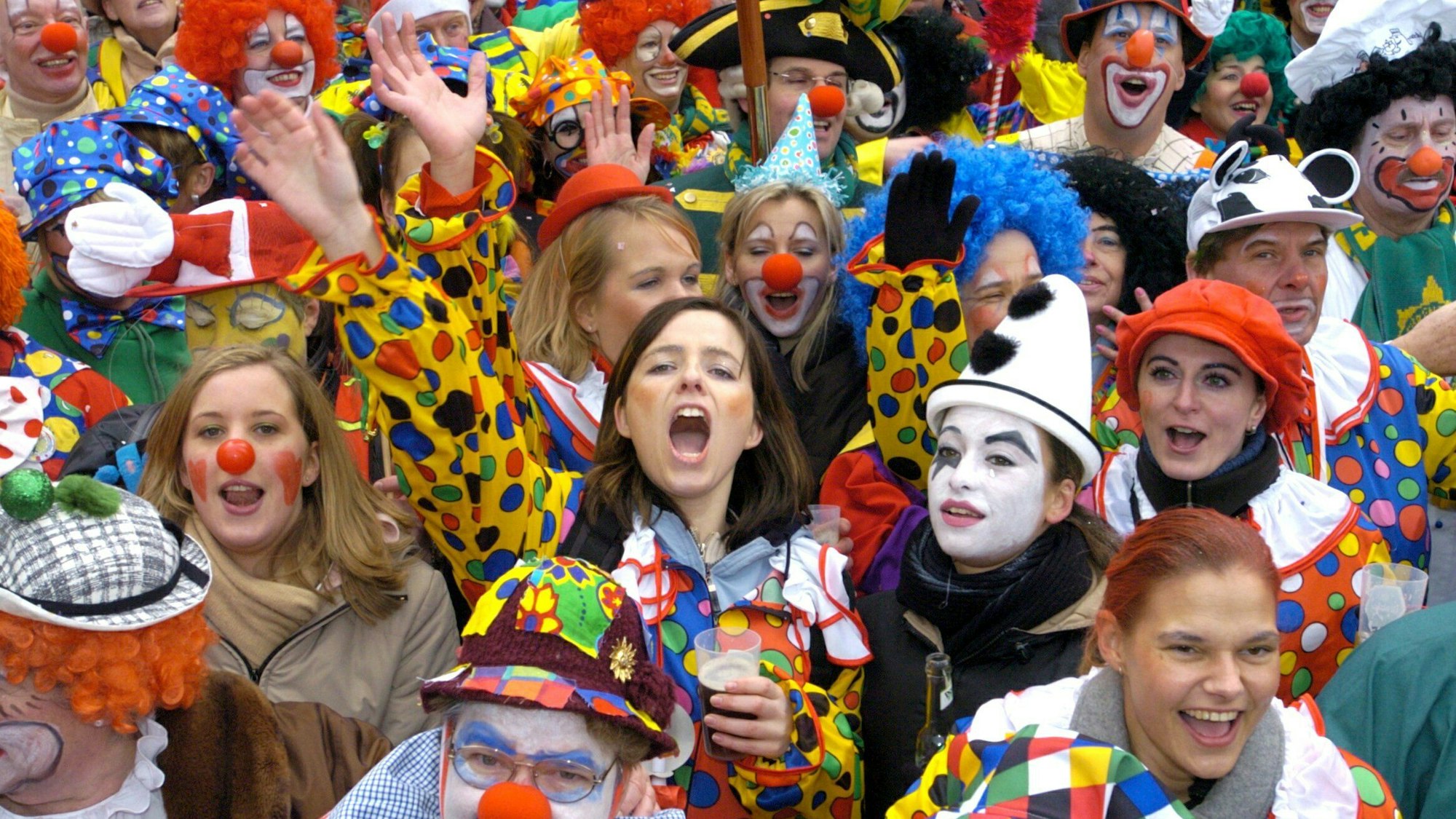 Eine Gruppe von kostümierten Frauen