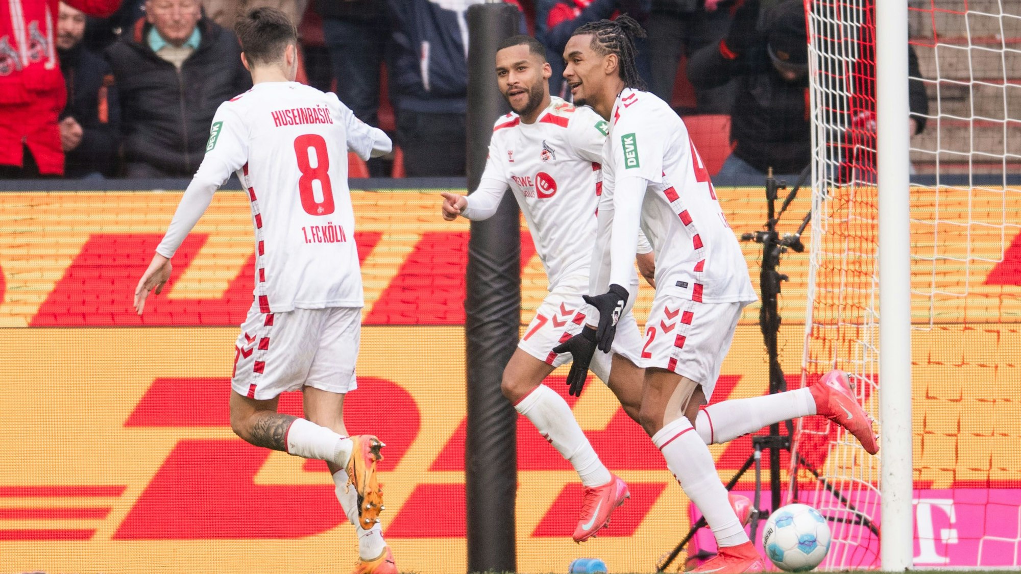 09.02.2025, Nordrhein-Westfalen, Köln: Fußball: 2. Bundesliga, 1. FC Köln - FC Schalke 04, 21. Spieltag, RheinEnergieStadion. Kölns Denis Huseinbasic (l-r), Linton Maina und Torschütze Damion Downs jubeln nach dem Treffer zur 1:0 Führung. Foto: Marius Becker/dpa - WICHTIGER HINWEIS: Gemäß den Vorgaben der DFL Deutsche Fußball Liga bzw. des DFB Deutscher Fußball-Bund ist es untersagt, in dem Stadion und/oder vom Spiel angefertigte Fotoaufnahmen in Form von Sequenzbildern und/oder videoähnlichen Fotostrecken zu verwerten bzw. verwerten zu lassen. +++ dpa-Bildfunk +++