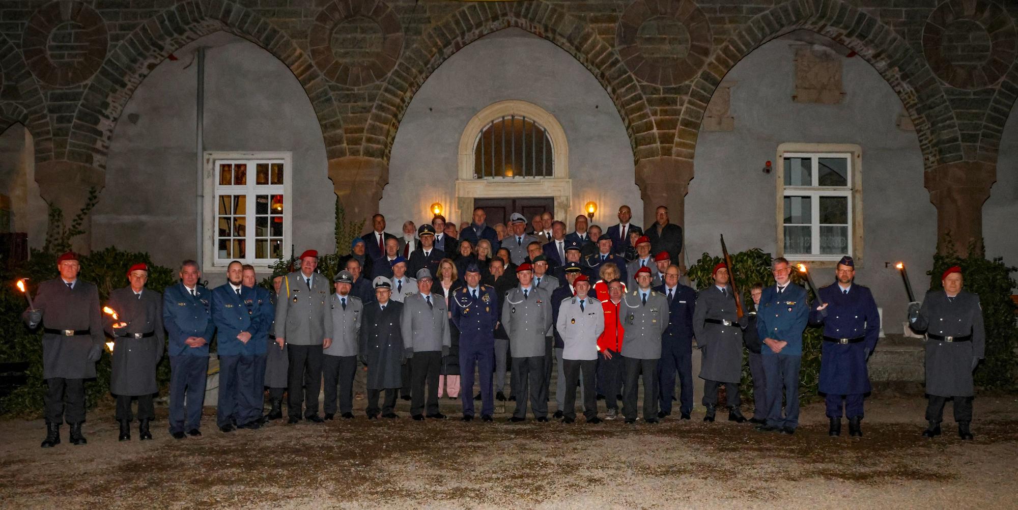 Das Foto zeigt ein Gruppenbild der Teilnehmer des Empfangs auf Schloss Gimborn.