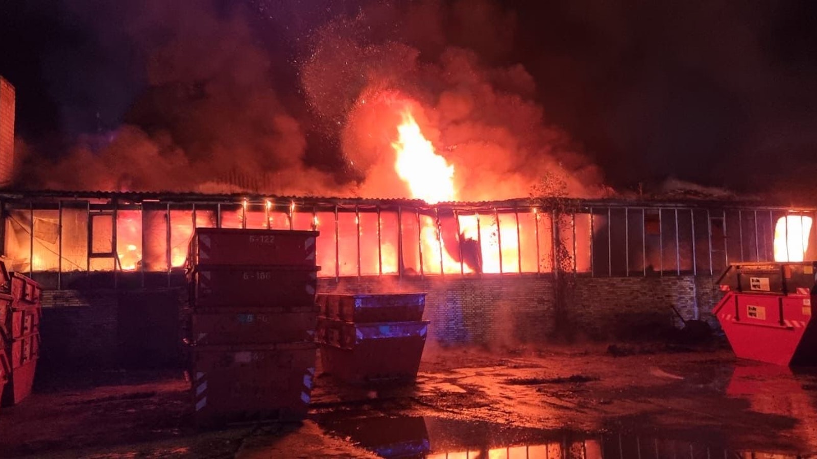 Die Flammen schlugen zeitweise höher als zehn Meter aus der Lagerhalle.