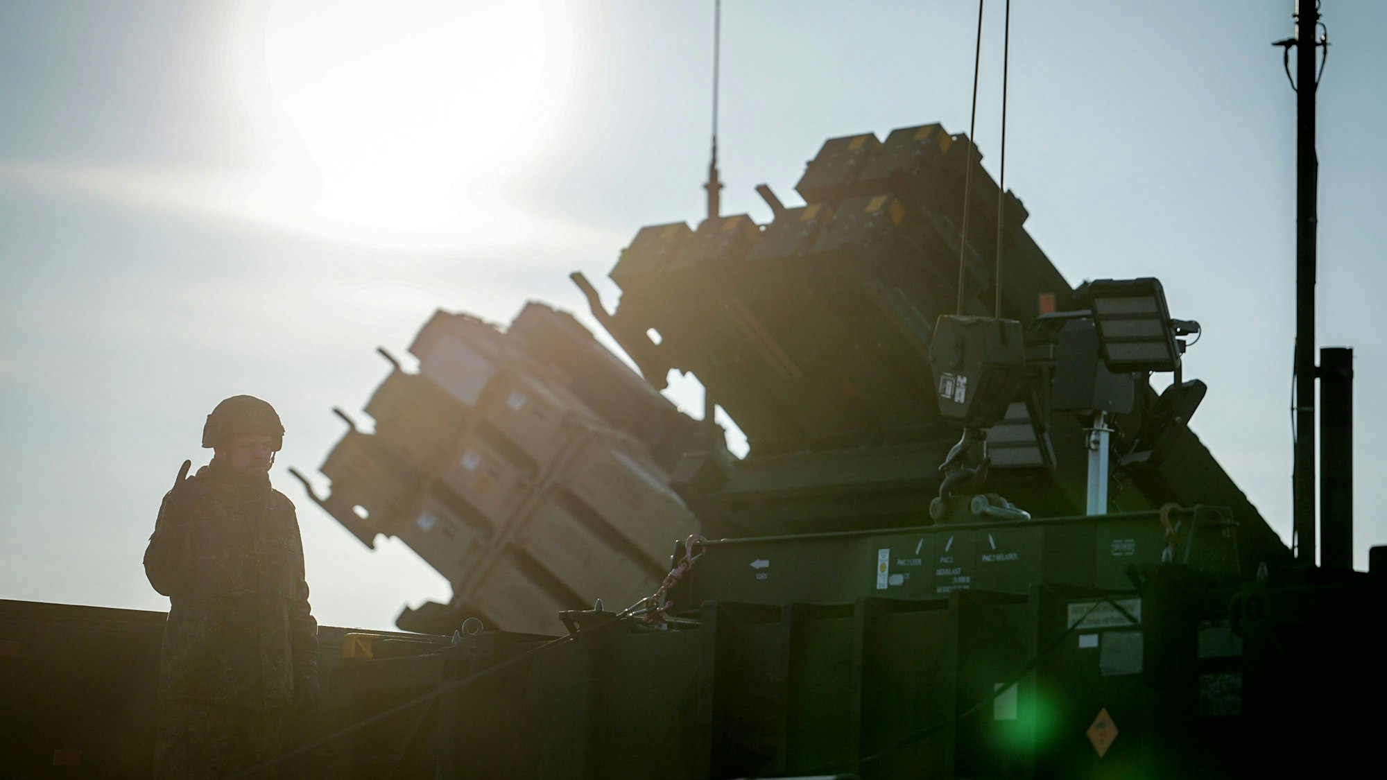 ARCHIV - 23.01.2025, Polen, Rzeszow: Soldaten der Bundeswehr verladen Raketen für das Flugabwehrsystem Patriot. Die Bundeswehr übernimmt mit zwei Patriotsystemen den Schutz der Nato Ostflanke mit der Logistikkette für die Versorgung der Ukraine. (zu dpa: «Mehrere Drohnensichtungen an «Patriot»-Standort im Norden») Foto: Kay Nietfeld/dpa +++ dpa-Bildfunk +++