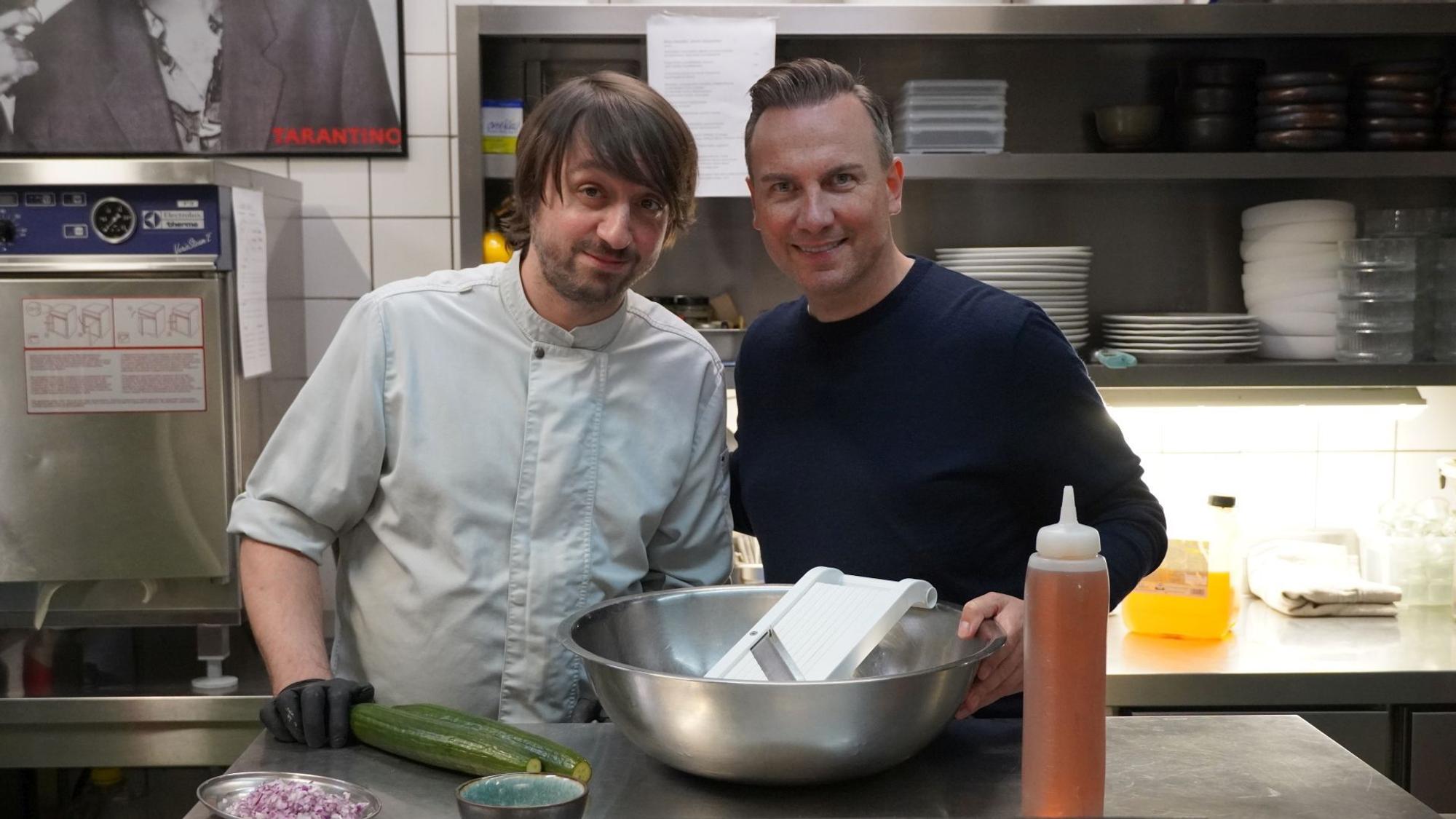 Profi-Koch Tim Raue führt in sechs Fragen zum perfekten Schnitzel-Rezept und bester Beilage.