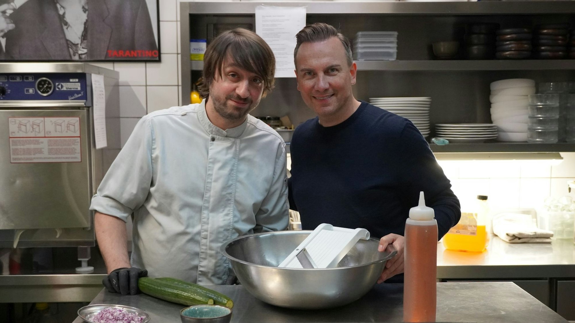 Profi-Koch Tim Raue führt in sechs Fragen zum perfekten Schnitzel-Rezept und bester Beilage.