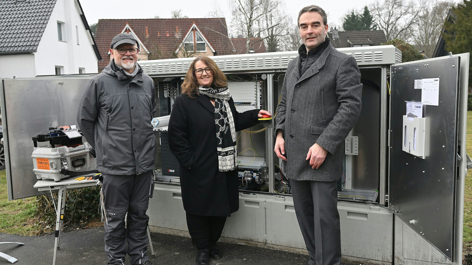 Bauleiter Pascal Zensen von German Fiber Solution (l.), Bürgermeisterin Bondina Schulze und Dennis Kornehl, Geschäftsführer des Netz-Betreibers Novanetz stehen vor einem Generator.