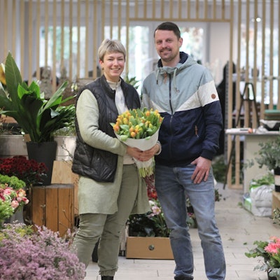 Laura und Nicolas Stumpf haben im April 2024 das Geschäft „Blumen Becker“ übernommen und ziehen mit ihrer Selbstständigkeit im „Blumen Atelier“ ein positives Fazit.