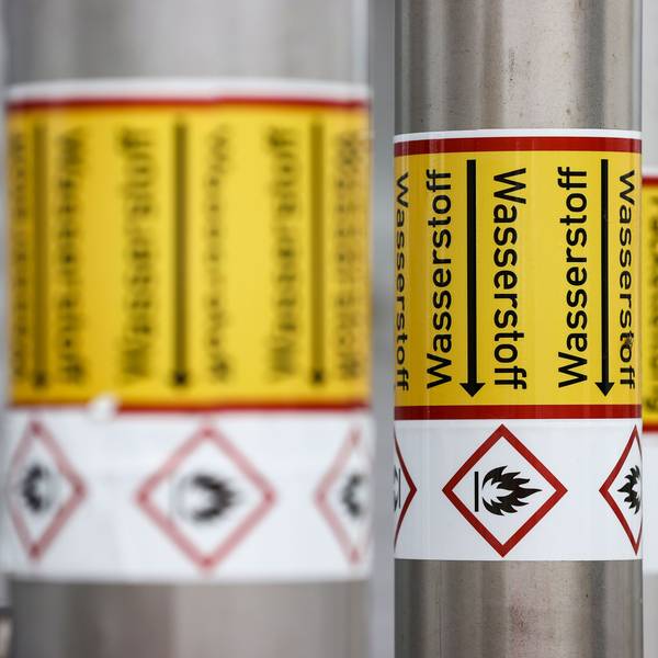 Das Bild zeigt Leitungen für flüssigen Wasserstoff. (Symbolbild)